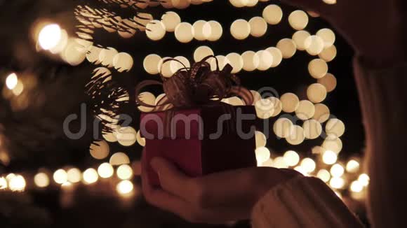 女子打开红色圣诞礼品盒金色魔术灯视频的预览图