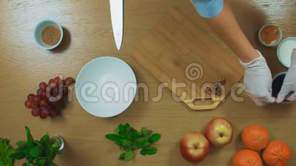 将面粉筛入木桌上俯视视频的预览图