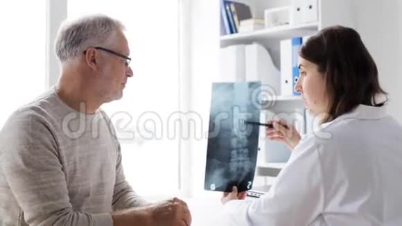 脊柱x线医生和医院里的老人视频的预览图