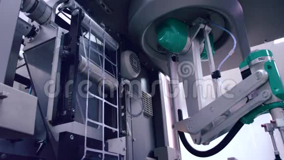 药品包装机启动工作自动化进程视频的预览图