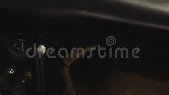 经典捷豹E型汽车仪表板特写镜头准备恢复车辆视频的预览图