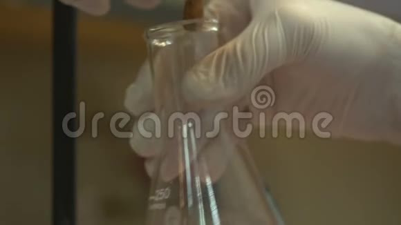 显示化学物质反应的化学家视频的预览图
