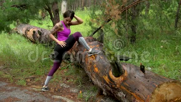 在森林附近的公园里运动的女孩做伸展运动慢动作视频的预览图