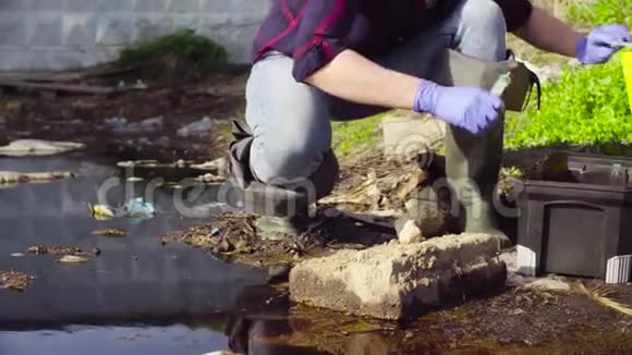 生态学家的手拿水的样本视频的预览图