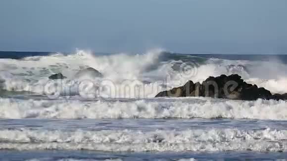 俄勒冈州坎农海滩沿太平洋撞击海浪录像视频的预览图