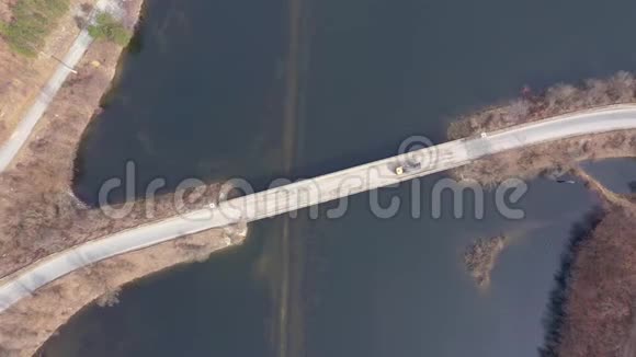 穿越湖泊的桥梁的鸟瞰图视频的预览图