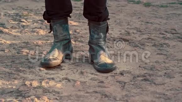 男脏鞋走沙路男腿直走双腿走路视频的预览图