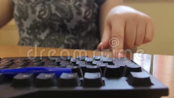 一个女人在电脑键盘上情绪化打字视频的预览图