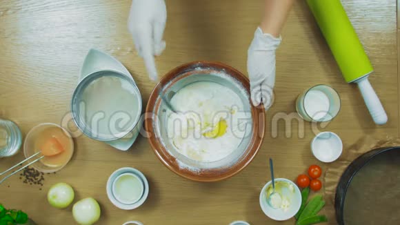 女人在玻璃碗里做饺子饼干面团视频的预览图