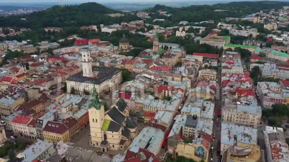 利沃夫市中心鸟瞰图无人机在市政厅附近飞行乌克兰4K视频的预览图