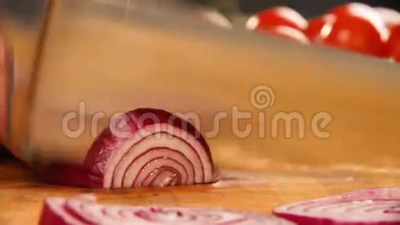 家庭主妇把洋葱切成两半厨师用洋葱做蔬菜沙拉特写视频的预览图