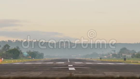 凌晨在勒加兹皮市机场降落飞机菲律宾视频的预览图