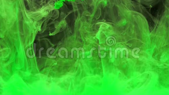 彩色的绿色墨水滴在水面上混合在水下轻轻旋转背景上是绿色墨水视频的预览图