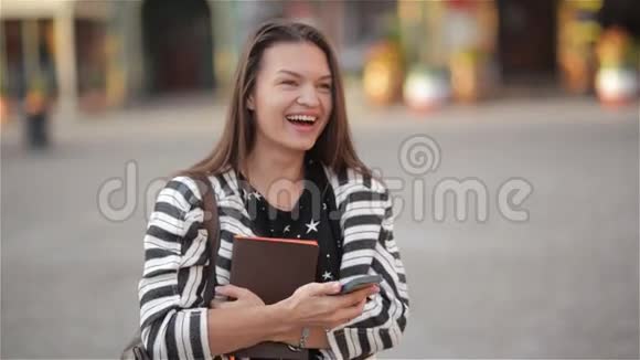 户外有趣的生活方式肖像年轻漂亮快乐的女孩在街上玩笑积极快乐旅行视频的预览图