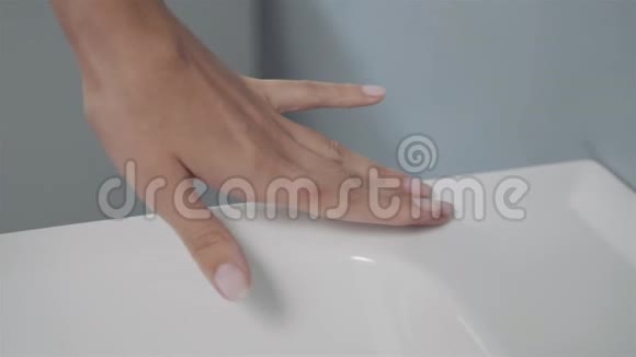 关闭女性手清洁浴室水槽手新家具视频的预览图