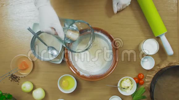 女人在玻璃碗里做饺子饼干面团视频的预览图