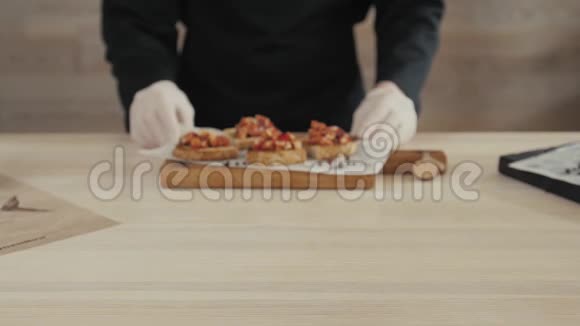 厨师准备意大利食物用烤西红柿罗勒和奶酪装饰布切塔自制烹饪视频的预览图