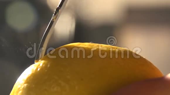 柠檬皮肤上的慢动作柑橘类泽令人兴奋的旋转宏观经济视频的预览图