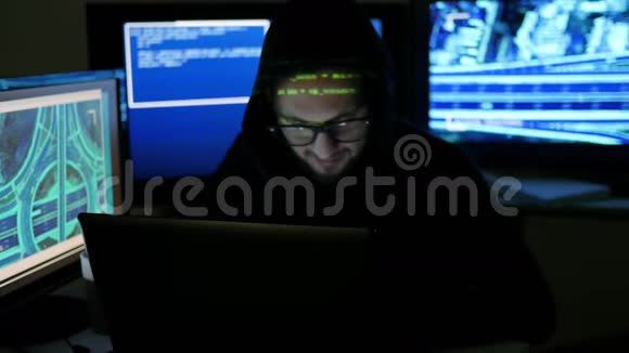 黑客肖像男性犯罪破解系统黑客使用笔记本电脑计算机渗透网络系统计算机视频的预览图