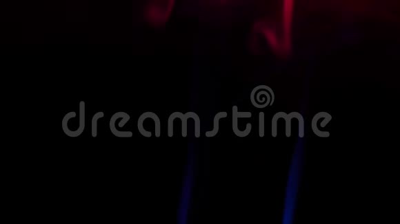 红色和蓝色的烟吹出来混合视频的预览图