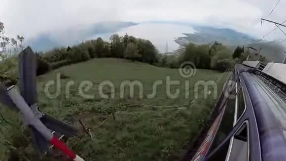 在瑞士山区乘火车旅行视频的预览图
