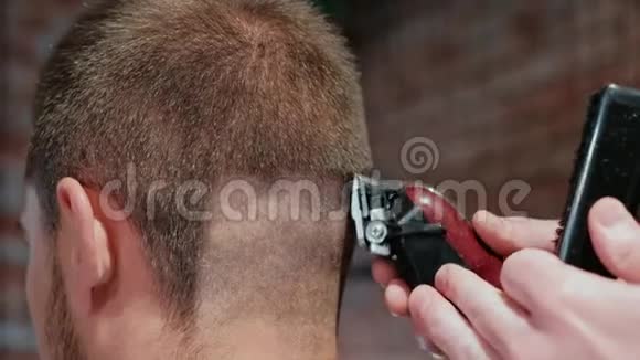 男式理发用电动剃须刀把头发修剪整齐的发型收起来专业理发师理发视频的预览图