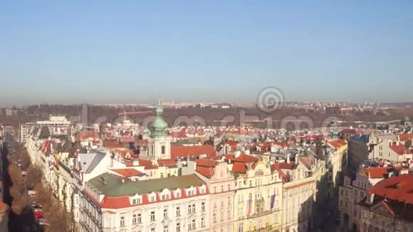 捷克共和国阳光明媚的一天布拉格老城的倾斜屋顶和哥特式尖顶4K概述泛视频视频的预览图