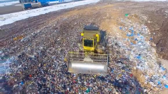 在垃圾场工作的推土机无人驾驶4K视频的预览图