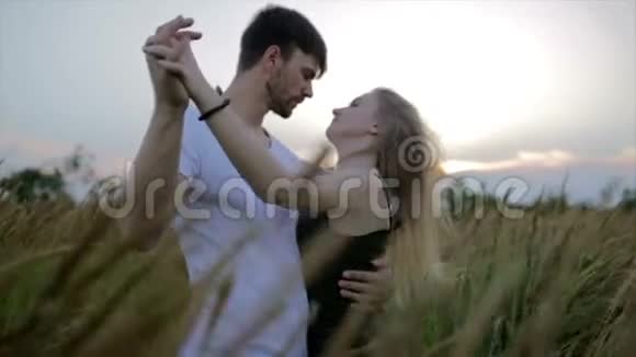日落时分的浪漫情侣两个人在日落或日出时相爱男人和女人在一起玩得很开心视频的预览图