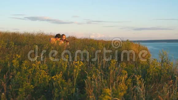 幸福的一家人在悬崖上看日落视频的预览图