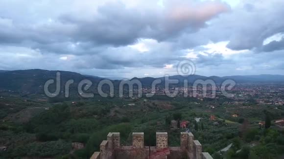 意大利托斯卡纳一个小镇的山上中世纪钟楼的空中拍摄4K视频的预览图