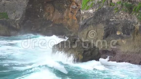 印度尼西亚努沙佩尼亚岛的海浪和高崖视频的预览图