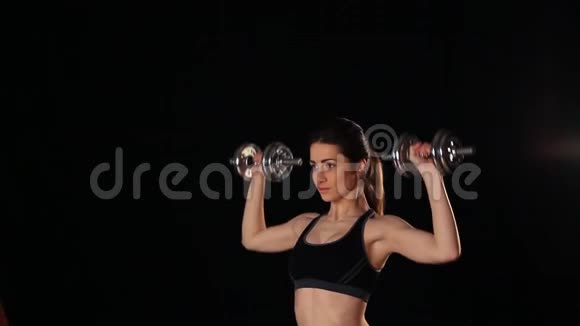 女孩健身训练哑铃视频的预览图