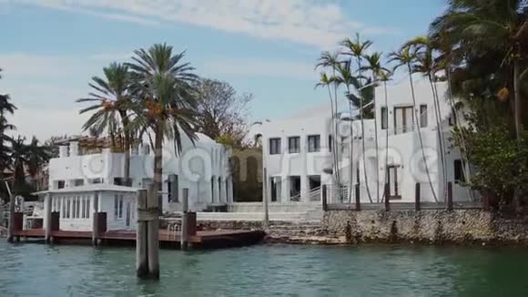 美丽的豪宅和私人码头在星岛阳光明媚的艾尔斯海滩迈阿密视频的预览图