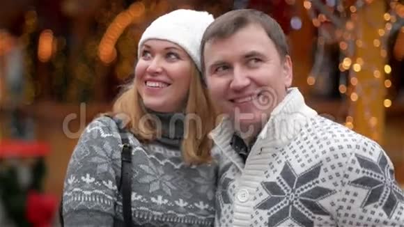快乐的年轻夫妇在圣诞市场上尽情欢乐和亲吻男人和女人在一起度过时光视频的预览图