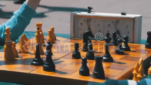 棋盘有象棋时钟和数字儿童跳棋比赛视频的预览图