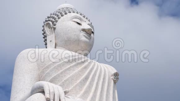时间流逝白大佛寺云彩在天空中奔跑越过坐着的雕像4K泰国普吉岛视频的预览图
