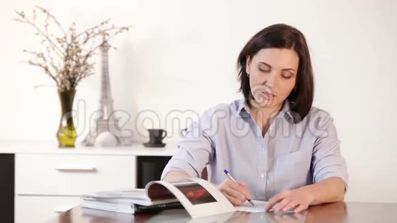 女人在餐厅用经典的笔纸写一封信视频的预览图