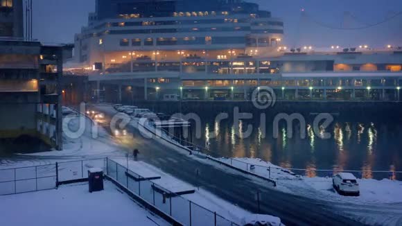 夜幕降临的城市港湾景象视频的预览图