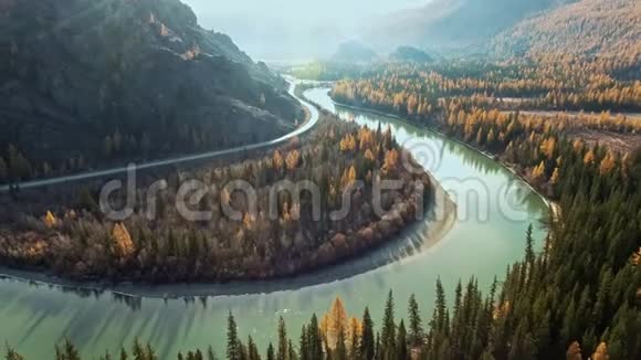 河流沿山地流动汇入远方视频的预览图