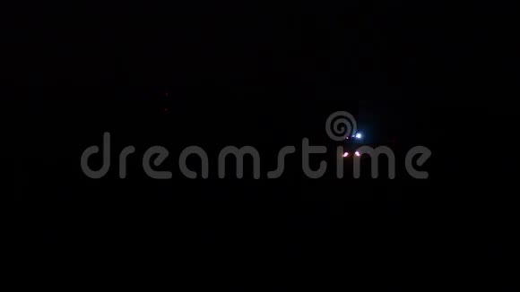 汽车救援人员卡车在夜间闪烁蓝光消防车沿着道路行驶灯亮着警报器视频的预览图