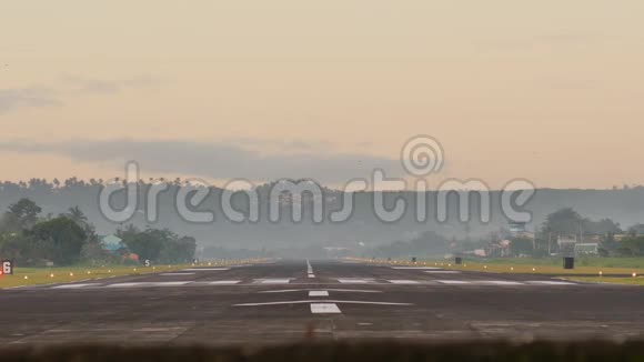 凌晨在勒加兹皮市机场降落飞机菲律宾视频的预览图