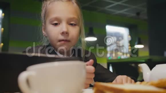小女生在咖啡店吃蛋糕视频的预览图