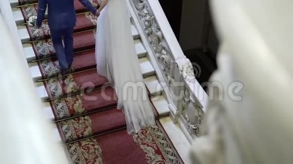 新郎新娘上楼视频的预览图