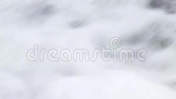 鹅卵石上起泡的浪花视频的预览图
