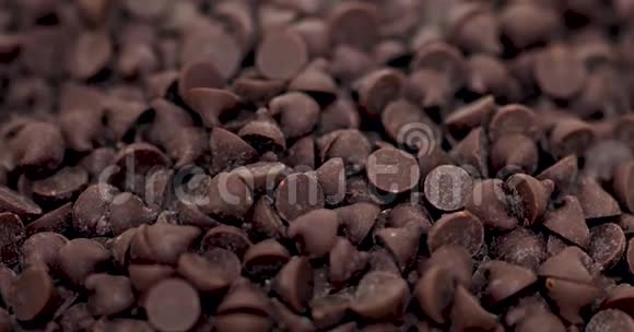 黑巧克力芯片旋转大镜头视频的预览图