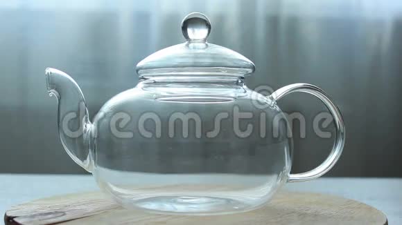 玻璃茶壶倒绿茶过程视频视频的预览图