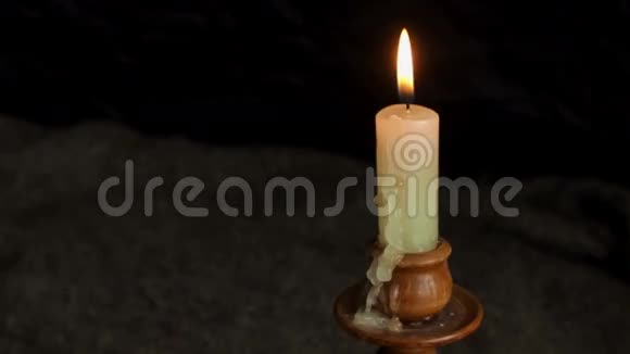 烛台上的蜡烛燃烧视频的预览图