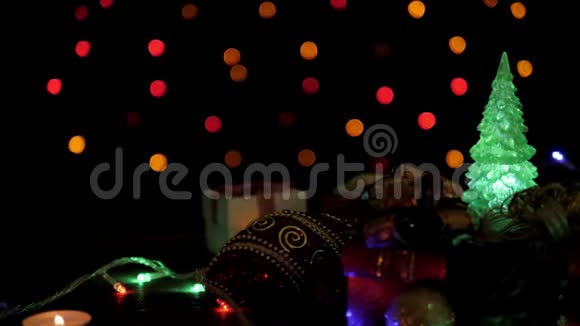 圣诞礼品盒彩灯闪烁的球和圣诞树视频的预览图