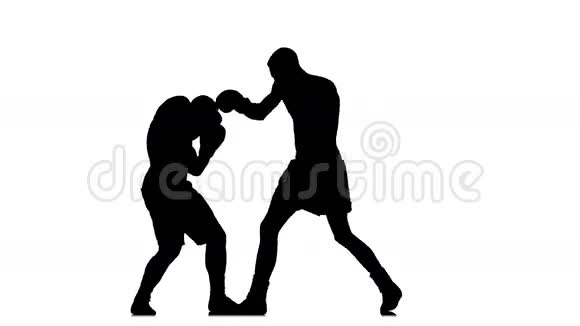 两个强壮的运动员正在互相拳击剪影视频的预览图